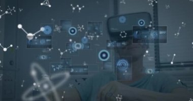 VR kulaklık kullanan kişi üzerinde dijital veri işleme ve dijital arayüzün animasyonu. Küresel veri işleme kavramı dijital oluşturulmuş video.