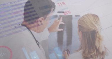 Röntgen taraması yapılan çeşitli doktorların istatistik ve veri işleme animasyonları. Küresel tıp, sağlık ve veri işleme kavramı dijital olarak oluşturulmuş video.