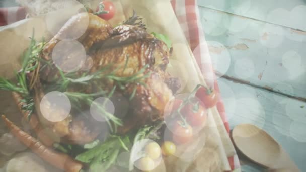 在木制背景上的火鸡和蔬菜上的亮点动画 秋季传统和数字制作的录像庆祝概念 — 图库视频影像