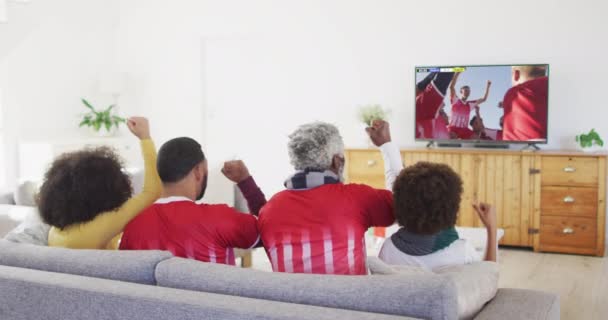Famille Afro Américaine Regarder Télévision Avec Divers Joueurs Football Masculins — Video