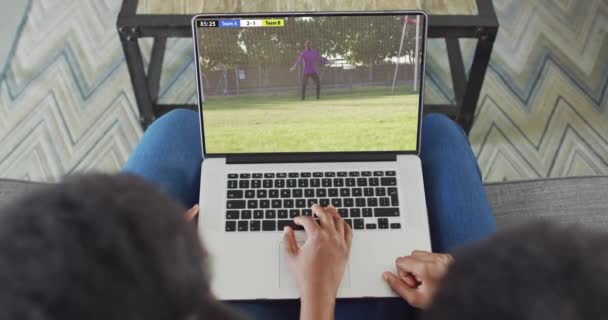 Afrikalı Amerikalının Kanepede Oturup Dizüstü Bilgisayardan Futbol Maçı Izlediği Bir — Stok video