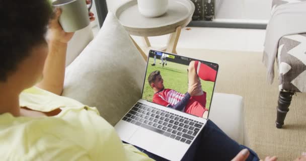 Ekranda Maç Yapan Çeşitli Erkek Futbolcularla Birlikte Dizüstü Bilgisayar Kullanan — Stok video