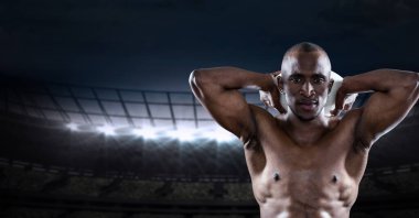 Spor stadyumunun üzerinde rugby topu tutan üstsüz erkek rugby oyuncusunun kompozisyonu. spor ve yarışma konsepti dijital olarak oluşturulmuş görüntü.