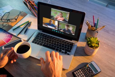 Ekranda çeşitli ilkokul öğrencilerini sallayan bir adamın elleri video görüşmesi için dizüstü bilgisayar kullanıyor. iletişim teknolojisi ve çevrimiçi eğitim, dijital kompozit resim.