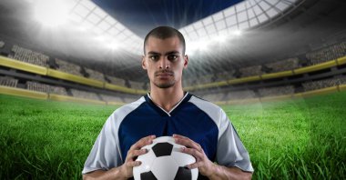 Spor stadyumunun üzerinde futbol oynayan erkek futbolcunun kompozisyonu. spor ve yarışma konsepti dijital olarak oluşturulmuş görüntü.