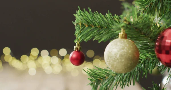 Imagen Árbol Navidad Con Adornos Luces Hadas Sobre Fondo Negro —  Fotos de Stock