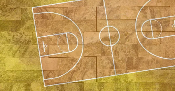 質感のレンガの壁の背景に茶色と黄色のバスケットボールコートのオーバーヘッドビューの構成 スポーツと競争の概念をデジタルで生成し — ストック写真