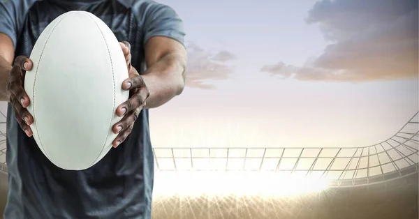 Zusammensetzung Eines Männlichen Rugbyspielers Der Einen Rugbyball Über Ein Sportstadion — Stockfoto
