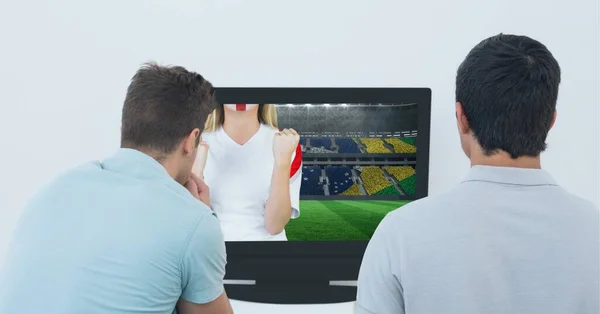 Σύνθεση Δύο Αρσενικών Φιλάθλων Που Παρακολουθούν Ποδοσφαιρικό Αγώνα Στην Τηλεόραση — Φωτογραφία Αρχείου