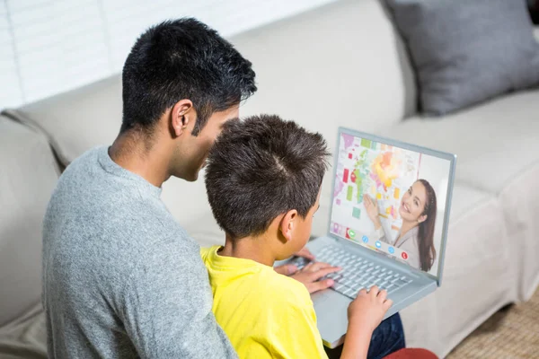 Vater Und Sohn Mit Laptop Auf Dem Sofa Wohnzimmer — Stockfoto