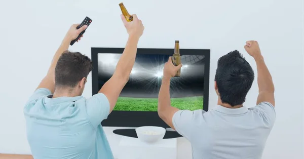 Composición Dos Fanáticos Los Deportes Masculinos Viendo Estadio Deportivo Televisión — Foto de Stock