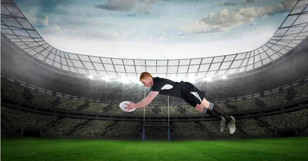 Composição Jogador Rugby Masculino Mergulhando Segurando Bola Campo Rugby Conceito — Fotografia de Stock