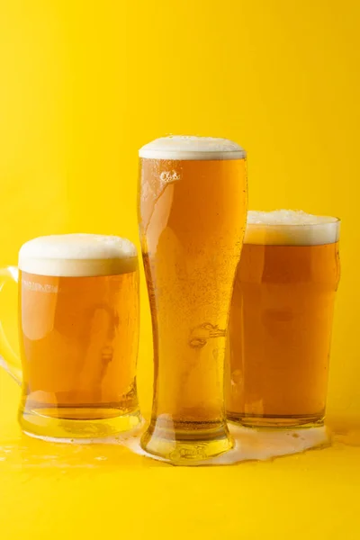Wizerunek Trzech Różnych Szklanek Piwa Piwnego Miejscem Ksero Żółtym Tle — Zdjęcie stockowe