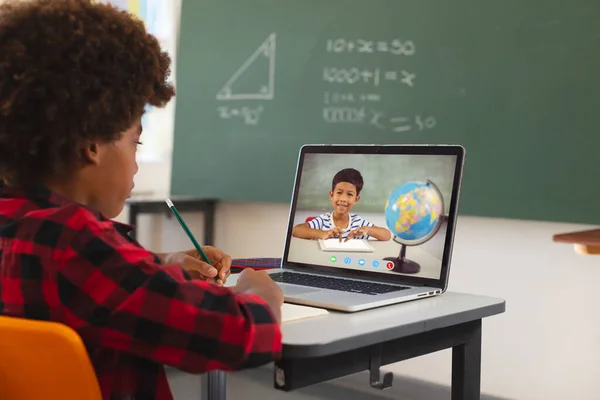 Африканский Американец Использующий Ноутбук Видеозвонка Учеником Начальной Школы Экране Коммуникационные — стоковое фото