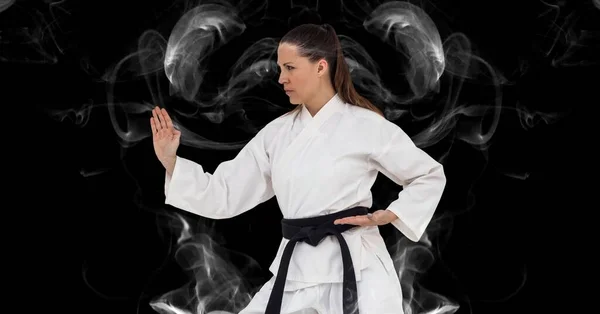 Komposition Einer Weiblichen Kampfsportlerin Über Rauchspuren Auf Schwarzem Hintergrund Sport — Stockfoto
