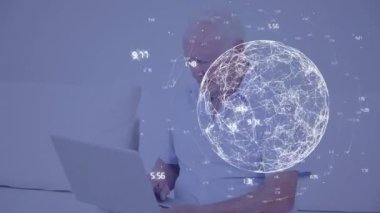 Laptop kullanan yaşlı beyaz adamın veri işleme ve küresinin animasyonu. Küresel iş ve dijital arayüz kavramı dijital olarak oluşturulmuş video.