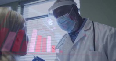 Yüzü maskeli Afro-Amerikan erkek doktorun hastaya bez testi uygulamasının animasyonu. Dijital olarak üretilen 19 salgın konsepti sırasında tıbbi araştırma, teknoloji ve sağlık hizmetleri.