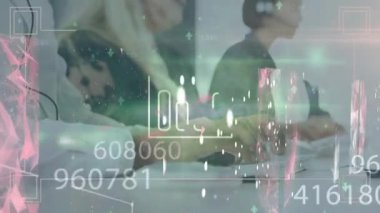 Ofisteki çeşitli iş adamları üzerinde veri işleme animasyonu. Küresel iş ve dijital arayüz kavramı dijital olarak oluşturulmuş video.