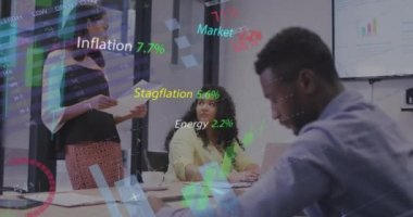 Ofiste çalışan çeşitli meslektaşlar üzerinde iş terimlerinin ve veri işlemenin animasyonu. Dijital olarak oluşturulan küresel iletişim, iş, kapsayıcılık, veri ve dijital arayüz kavramı.