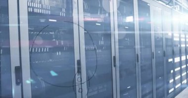 Sunucu odasında veri işleme animasyonu. küresel iş ve dijital arayüz kavramı dijital olarak oluşturulmuş video.