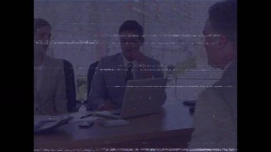 Kafkas iş adamlarının ofislerinde veri işleme animasyonu. Küresel iş ve dijital arayüz kavramı dijital olarak oluşturulmuş video.