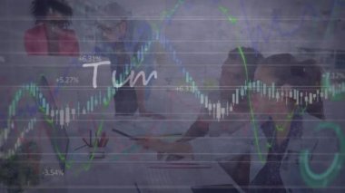 Metni değiştirmek için zaman içinde veri işleme ve çeşitli iş adamlarının animasyonu. Küresel iş ve dijital arayüz kavramı dijital olarak oluşturulmuş video.