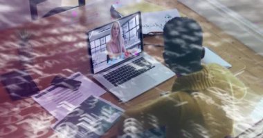 Video görüşmesi için laptop kullanan Afro-Amerikan iş kadınının veri işleme animasyonu. Küresel iş, teknoloji ve dijital arayüz kavramı dijital olarak oluşturulmuş video.