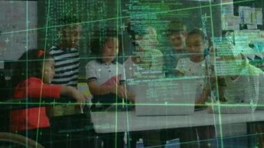 Dizüstü bilgisayar kullanan öğretmenli çeşitli öğrencilerin veri işleme animasyonları. Küresel eğitim ve dijital arayüz kavramı dijital olarak oluşturulmuş video.