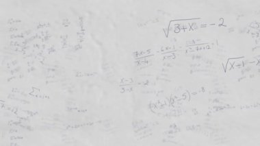 Beyaz zemin üzerinde hareket eden matematiksel formüllerin animasyonu. Eğitimler ve matematik öğrenme kavramı dijital video oluşturuldu.