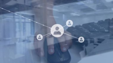 Çizgilerle bağlanan profil simgelerinin animasyonu ve masadaki fareyi kullanan kişinin kırpılmış eli. Dijital bileşik, çoklu pozlama, telekomünikasyon, ofis ve teknoloji konsepti,