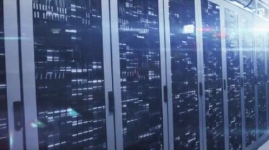 Bilgisayar sunucularında veri işleme üzerinde hareket eden parlak kırmızı ışığın animasyonu. Küresel iletişim, iş ve veri kavramı dijital olarak oluşturulmuş video.