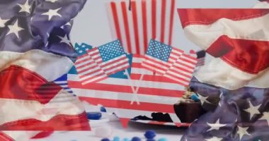 Amerikan bayrağıyla renklendirilmiş ülke animasyonu pasta ve ABD bayrakları üzerinde. Küresel vatanseverlik, kutlama ve dijital arayüz kavramı dijital olarak oluşturulmuş video.