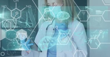Tablet kullanan beyaz maskeli kadın doktor üzerinde DNA ve kimyasal yapıların canlandırılması. Dijital olarak üretilen tıbbi araştırma, teknoloji ve sağlık konsepti.