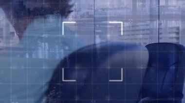 Belgeleri tutan çeşitli iş adamlarının finansal veri işleme animasyonları. Küresel işletme finans ekonomisi ve teknoloji kavramı dijital olarak oluşturulmuş video.