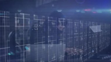 Kafkasyalı erkek hacker üzerinde veri işleme animasyonu. küresel iş ve dijital arayüz kavramı dijital olarak oluşturulmuş video.