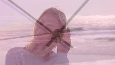 Kumsalda saatlerce beyaz kadın animasyonu. Tatiller, boş zaman ve dijital arayüz kavramı dijital olarak oluşturulmuş video.
