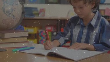 Kafkasyalı okul çocuğu yazıları üzerinde beneklerin canlandırılması. Küresel eğitim ve dijital arayüz kavramı dijital olarak oluşturulmuş video.