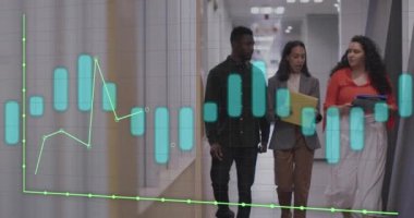 Muhtelif meslektaşların ofis koridorunda tartıştıkları grafiklerin animasyonu. Dijital olarak oluşturulan küresel iletişim, iş, kapsayıcılık, veri ve dijital arayüz kavramı.