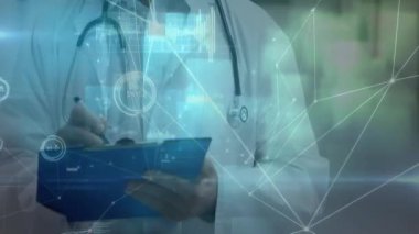 Hastanede çalışan, gülümseyen beyaz erkek doktor üzerindeki çeşitli dijital kalıpların animasyonu. Portre, dijital kompozit, çoklu pozlama, teknoloji, sağlık, meslek, hizmet.