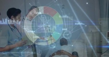 Çeşitli doktorlar üzerinde istatistik, bağlantı ve veri işleme animasyonları. Küresel tıp, sağlık ve veri işleme kavramı dijital olarak oluşturulmuş video.