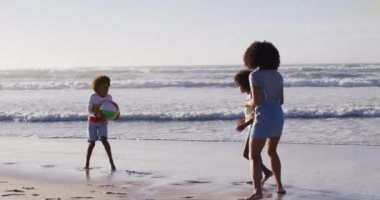 Sahildeki Afro-Amerikan ailesinin üzerindeki ışık izlerinin canlandırması. Tatiller, boş zaman ve dijital arayüz kavramı dijital olarak oluşturulmuş video.