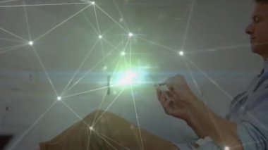 Akıllı telefonlu beyaz bir adam üzerinden bağlantı ağının animasyonu. Küresel iş ve dijital arayüz kavramı dijital olarak oluşturulmuş video.