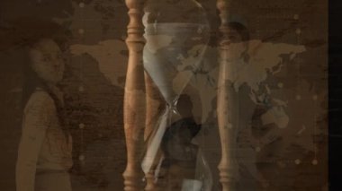 Kum saati üzerinde pusula ve çeşitli insanlar olan dünya haritasının animasyonu. Seyahat, zaman ve dijital arayüz kavramı dijital olarak oluşturulmuş video.