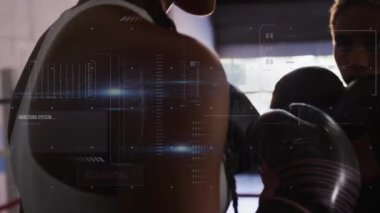 Spor salonunda koçu olan Afrikalı Amerikalı bir kadının veri işleme animasyonu. Küresel spor ve dijital arayüz kavramı dijital olarak oluşturulmuş video.
