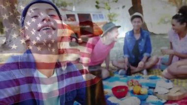 Amerika bayrağının değişik arkadaş gruplarının açık havada parti yapmaları üzerine canlandırması. Siyaset ve vatanseverlik kavramı dijital olarak oluşturuldu.