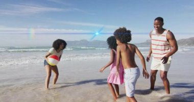 Sahildeki Afro-Amerikan ailesinin üzerindeki ışık noktalarının animasyonu. Tatiller, boş zaman ve dijital arayüz kavramı dijital olarak oluşturulmuş video.