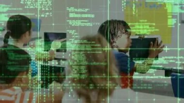 Çeşitli okul çocukları üzerinde tablet kullanarak veri işleme animasyonu. Küresel eğitim ve dijital arayüz kavramı dijital olarak oluşturulmuş video.
