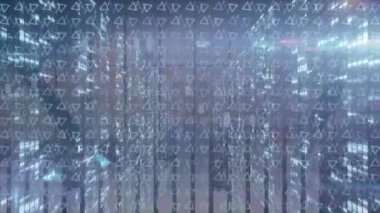 Aydınlatılmış çubuk grafiklerin animasyonu ve çoklu grafikler üzerinde dönen üçgenler. Dijital olarak üretilen hologram, rapor, veri, finans, geometrik şekil, parlaklık ve teknoloji kavramı.