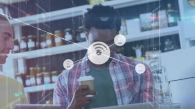 Tablet kullanan farklı insanların üzerindeki simgelerle bağlantı ağının animasyonu. Dijital olarak oluşturulmuş küresel bağlantılar, bilgisayar ve dijital arayüz kavramı.