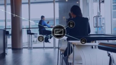 Ofisteki çeşitli iş adamlarıyla olan bağlantıların animasyonu. Küresel iş ve dijital arayüz kavramı dijital olarak oluşturulmuş video.